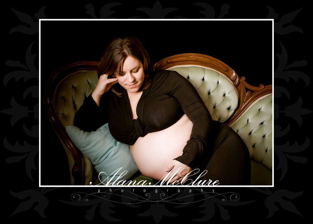 Toronto Maternity Photographer - Beautiful Expectant Mother